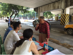 營銷部進社區(qū)開展 “扶貧救助獻愛心 便民服務(wù)為群眾”活動