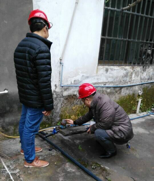 臨港公司對白塔山給水管道 更換工程進行跟蹤檢查工作