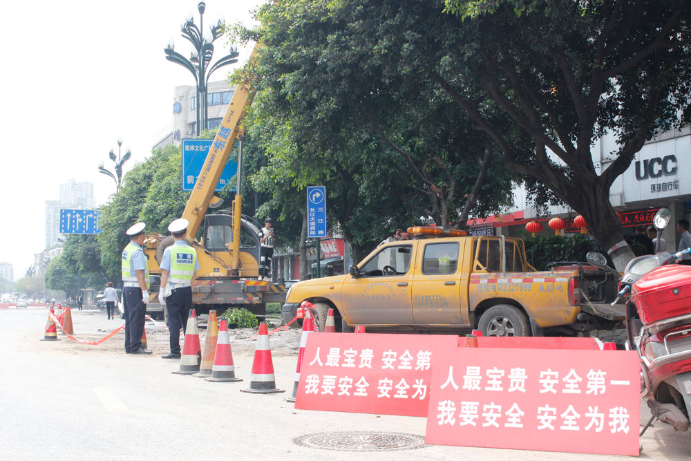 爭分奪秒齊奮戰(zhàn)  搶險鐵軍逞英豪